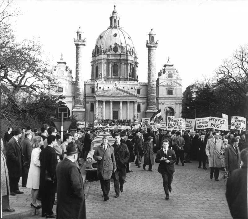 1965: Start der Demo gegen den antisemitischen Professor Taras Borodajkewycz vor der Wiener Karlskirche