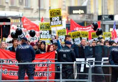 700 bei Demo gegen FPÖ-Wahlabschluss: „Strache vertreiben, Flüchtlinge bleiben!“
