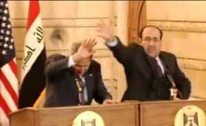 14. Dezember 2008: US-Präsident Bush und sein Amtskollege Nuri al-Maliki bei einer Pressekonferenz in Bagdad. Bei dieser Gelegenheit warf der  irakische ­Journalist Muntadhar al-Zaidi  wütend seine Schuhe auf Bush: „Das ist ein Abschiedskuss von den Irakern, du Hund! Das ist für die Witwen, die Waisenkinder und all die Ermordeten in Irak!“ Ⓒ Amal Al-Marhoon (Twitter)