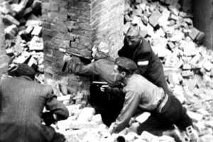 Im April 1943 kam es im Warschauer Ghetto zu einem beeindruckenden Aufstandsversuch. Hunderte Juden hatten sich Waffen besorgt und bekämpften die Nazis. Diese konnten den Aufstand nur beenden, indem sie das Ghetto vollständig niederbrannten.