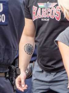 „Schwarze Sonne“-Tattoo (SS-Symbol) auf der Identitären-Kundgebung.