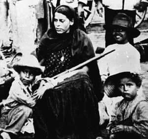 Frauen in der Mexikanischen Revolution: zwischen traditionellem Frauenbild als Mutter und Einsatz auf dem Schlachtfeld.