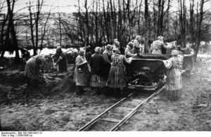 Im Juni 1940 wird Jesenská ins Konzentrationslager Ravensbrück deportiert