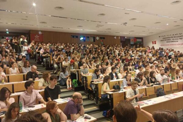 Voller Saal bei der Studierendenvollversammlung der Uni Wien