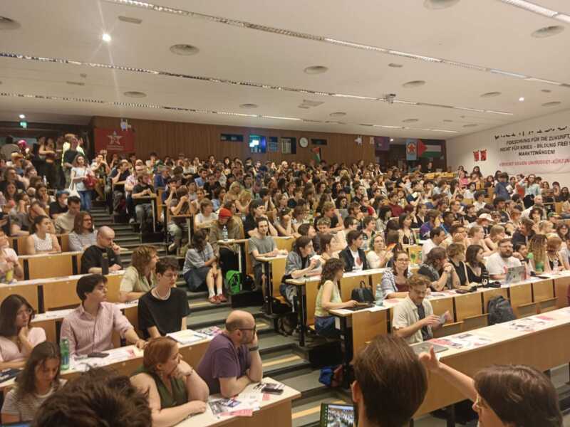 Voller Saal bei der Studierendenvollversammlung der Uni Wien